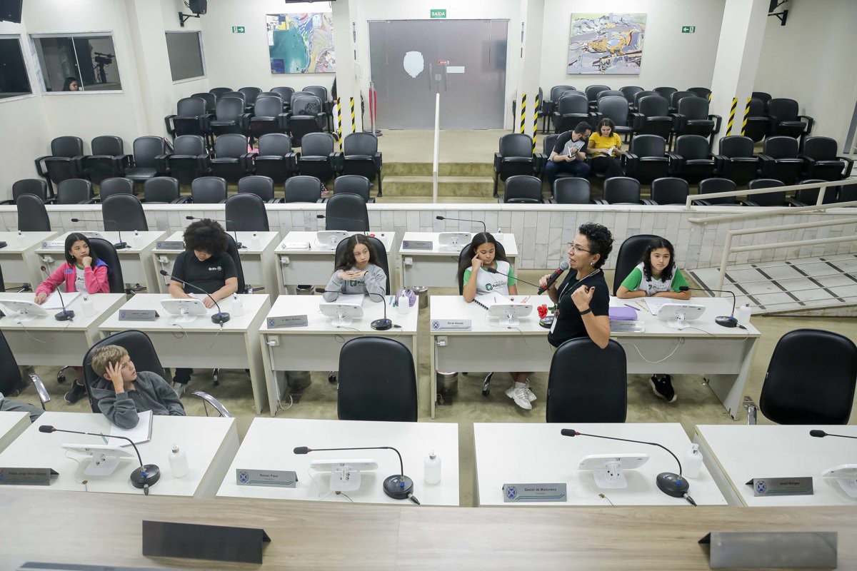 Alunos na faixa etária de 10 a 11 anos participaram da atividade do Conheça o Legislativo na tarde desta quarta-feira (27), no Plenário "Franscisco Antonio Coelho"