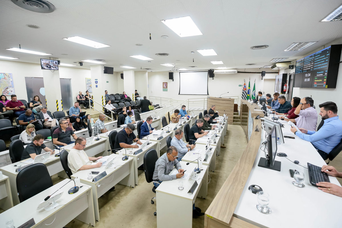 Antes de estar apto para apreciação do plenário, o projeto deve tramitar pelas Comissões da Casa, como a Comissão de Legislação, Justiça e Redação e outras