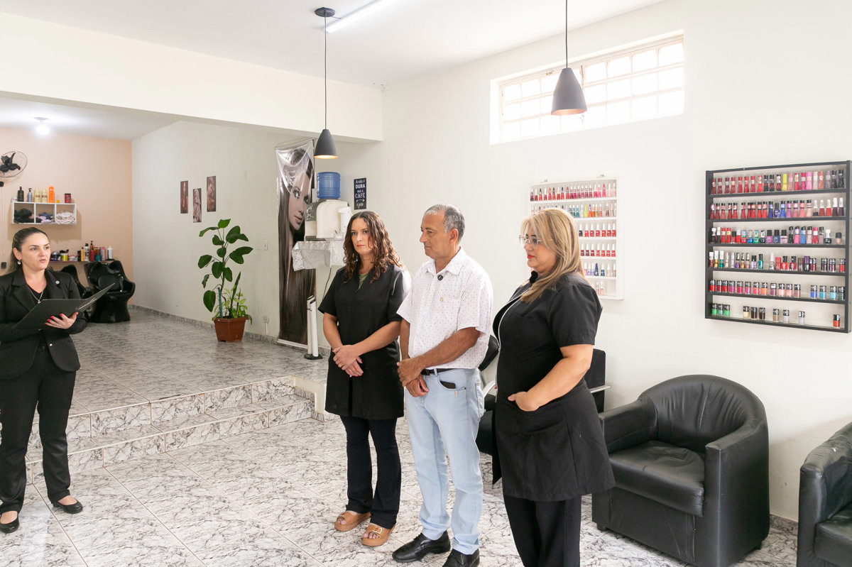 A cerimônia foi realizada na tarde desta terça-feira (2), no estúdio de beleza da homenageada, localizado no centro da cidade