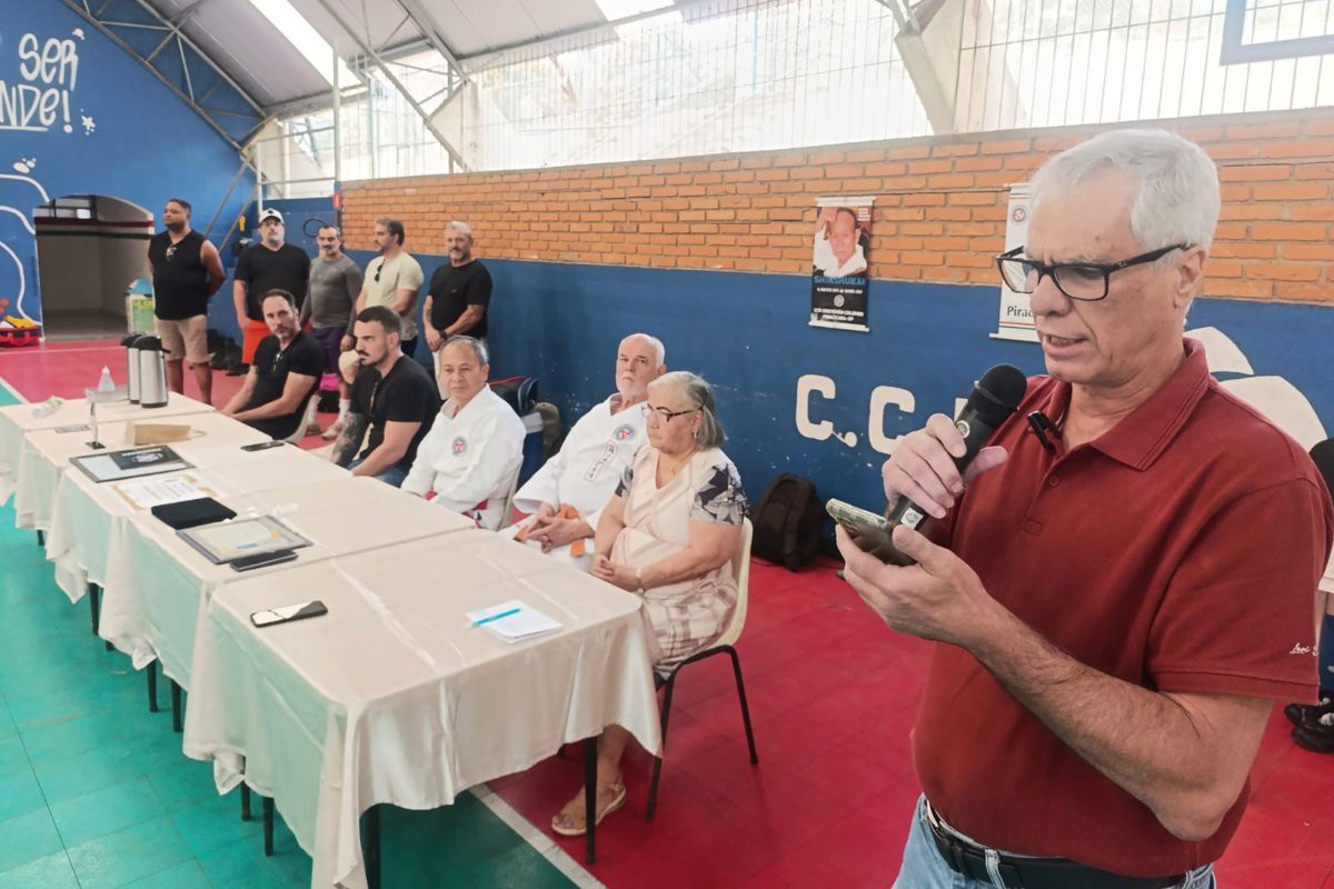 O vereador Marco Bicheiro (PSDB) entrega moção de aplausos ao kyoshi Antônio Mantelatto durante o Seminário de Karatê e Kobudo, no Clube Cristóvão Colombo