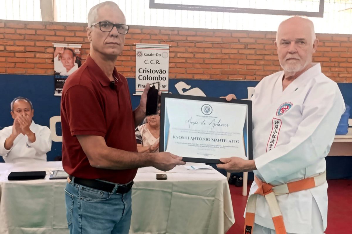 O vereador Marco Bicheiro (PSDB) entrega moção de aplausos ao kyoshi Antônio Mantelatto durante o Seminário de Karatê e Kobudo, no Clube Cristóvão Colombo