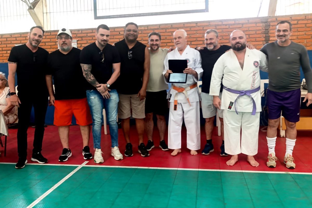 O vereador Marco Bicheiro (PSDB) entrega moção de aplausos ao kyoshi Antônio Mantelatto durante o Seminário de Karatê e Kobudo, no Clube Cristóvão Colombo