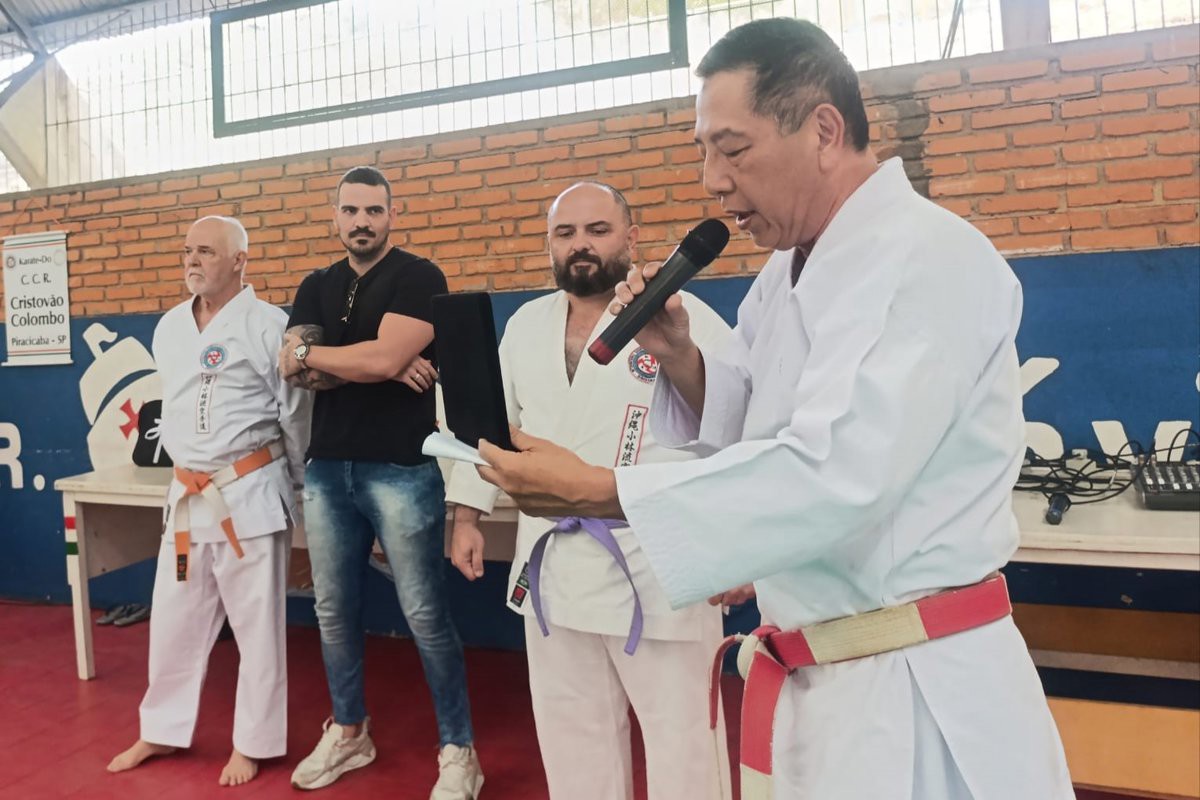 O vereador Marco Bicheiro (PSDB) entrega moção de aplausos ao kyoshi Antônio Mantelatto durante o Seminário de Karatê e Kobudo, no Clube Cristóvão Colombo