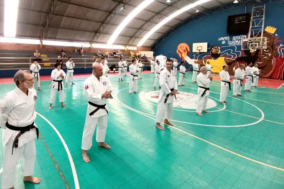 O vereador Marco Bicheiro (PSDB) entrega moção de aplausos ao kyoshi Antônio Mantelatto durante o Seminário de Karatê e Kobudo, no Clube Cristóvão Colombo
