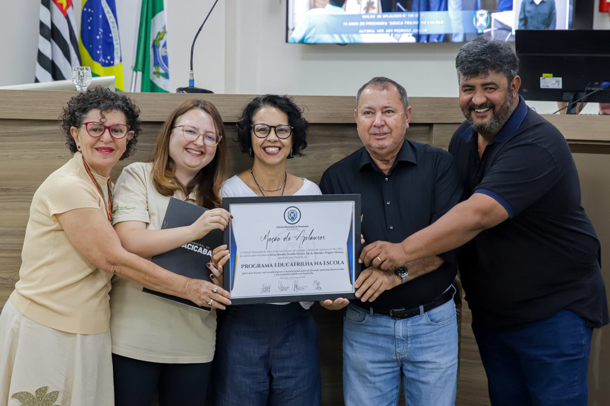A Coordenadora Maria Luiza (Malu) recebe, em nome da equipe e parceiros, a moção de aplausos ao Programa “EducaTrilha na Escola” pelos 10 anos de atuação, durante a 49ª Reunião Ordinária da Câmara Municipal de Piracicaba.