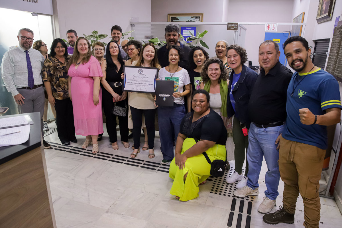 A Coordenadora Maria Luiza (Malu) recebe, em nome da equipe e parceiros, a moção de aplausos ao Programa “EducaTrilha na Escola” pelos 10 anos de atuação, durante a 49ª Reunião Ordinária da Câmara Municipal de Piracicaba.
