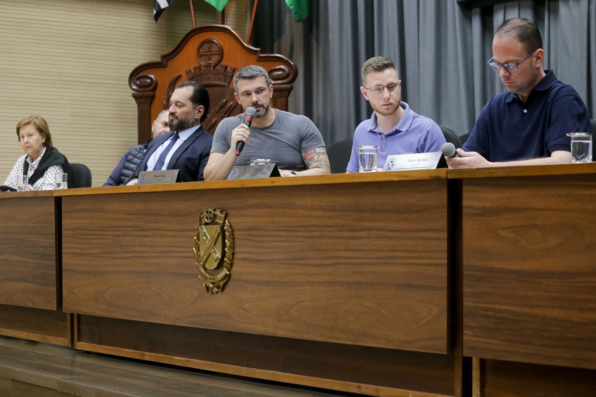 A audiência desta terça-feira (16), solicitada pela CLJR, aconteceu no Salão Nobre "Helly de Campos Melges" devido a manutenções no plenário da Câmara