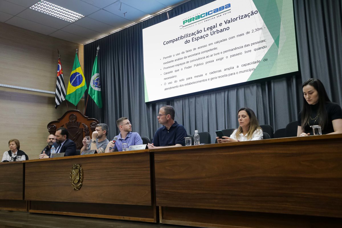 A audiência desta terça-feira (16), solicitada pela CLJR, aconteceu no Salão Nobre "Helly de Campos Melges" devido a manutenções no plenário da Câmara