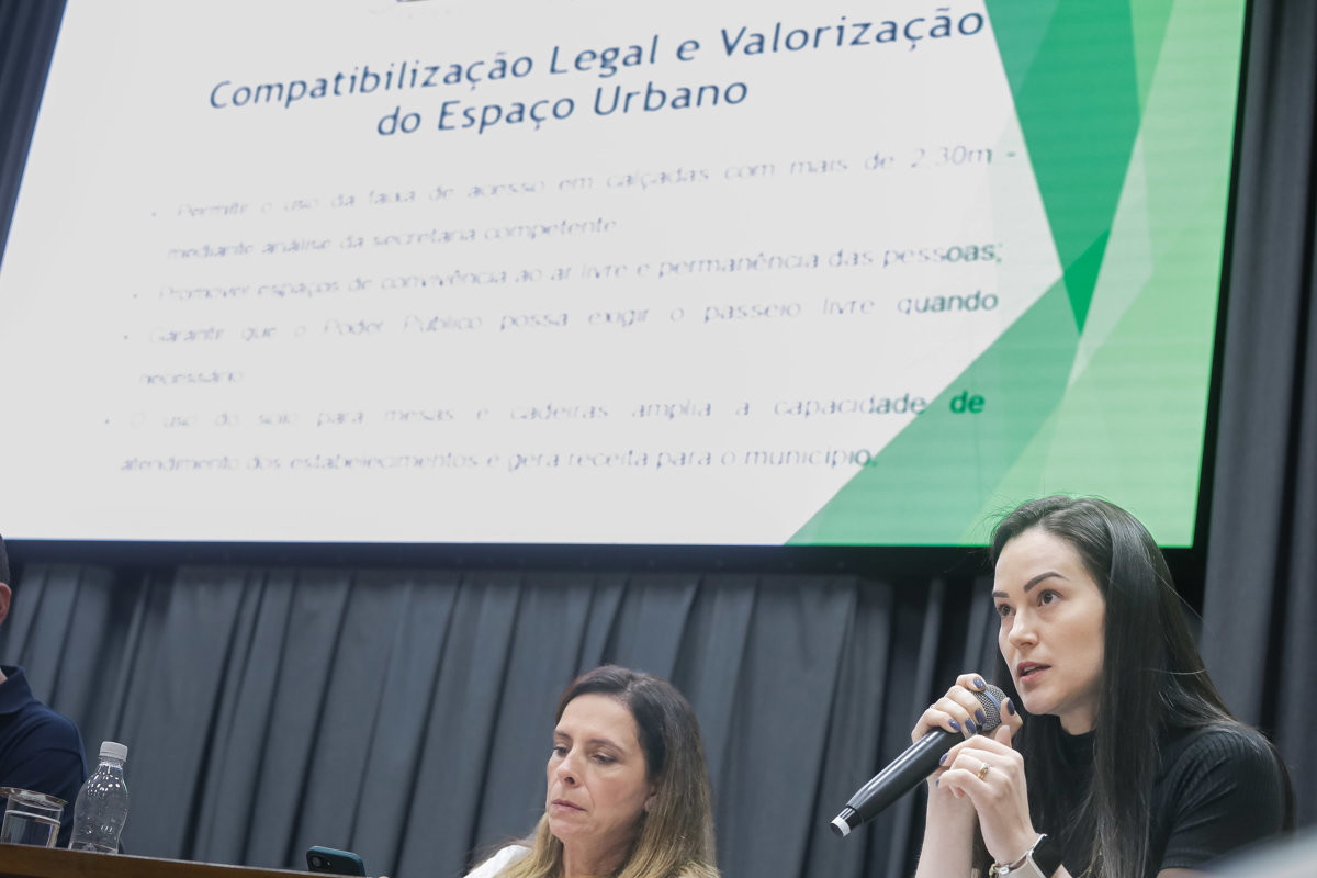 A audiência desta terça-feira (16), solicitada pela CLJR, aconteceu no Salão Nobre "Helly de Campos Melges" devido a manutenções no plenário da Câmara