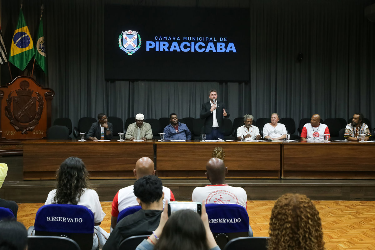 Mesa de honra reúne mestres em celebração ao Dia do Capoeirista.