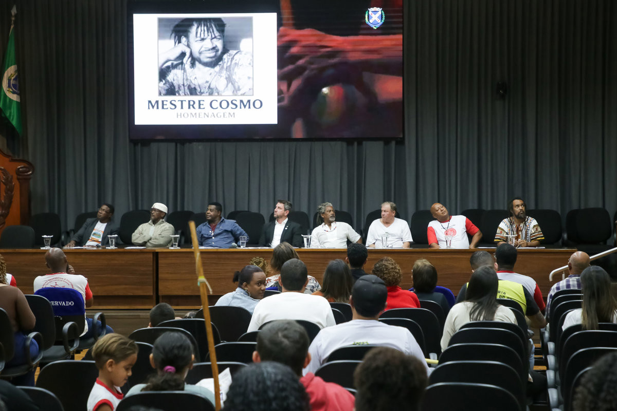 Mesa de honra reúne mestres em celebração ao Dia do Capoeirista.