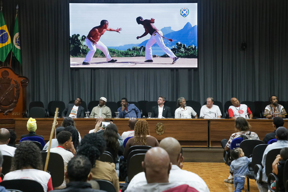 Mesa de honra reúne mestres em celebração ao Dia do Capoeirista.