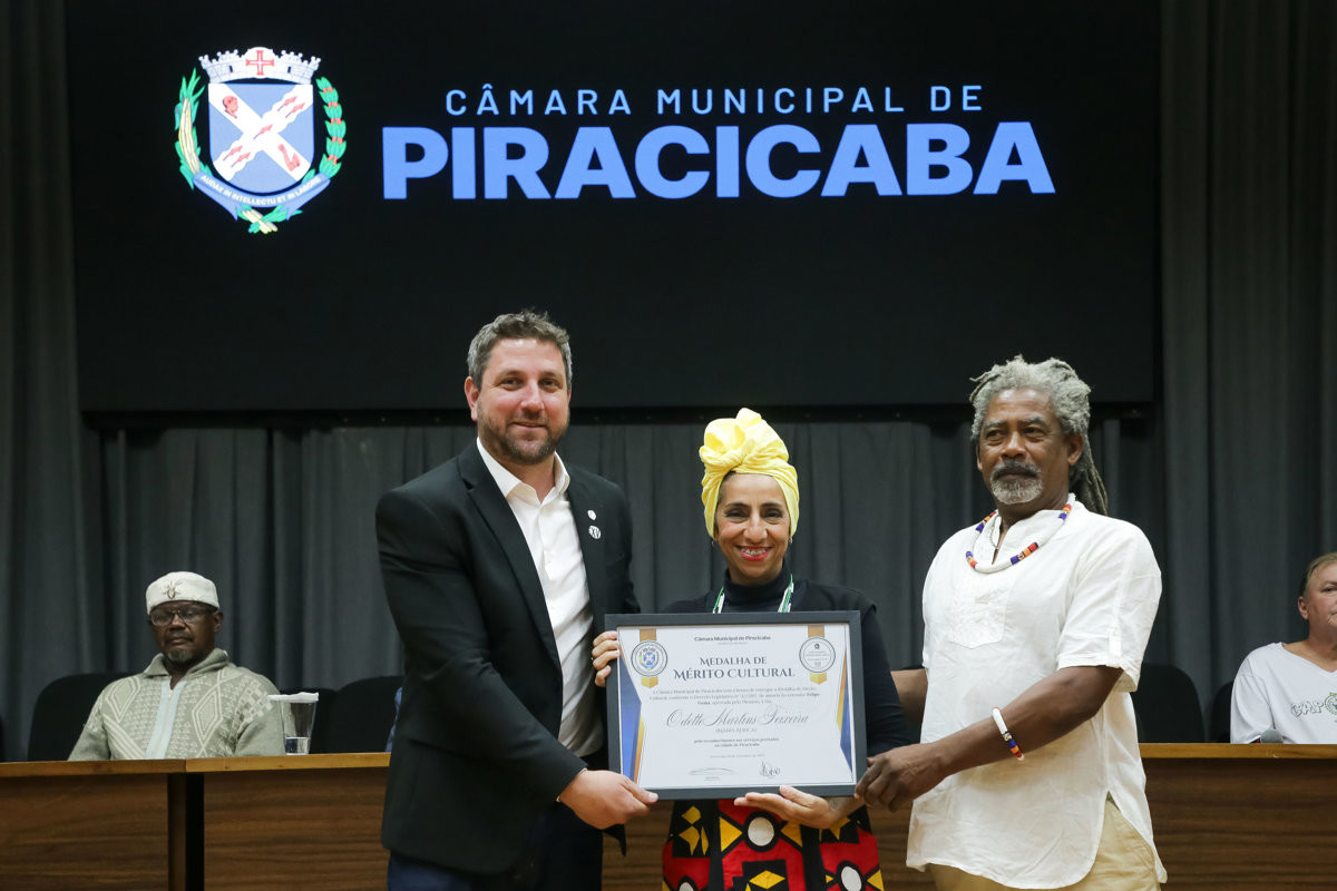 Deia Martins representando a Odete Martins Teixeira, Mama África recebe Medalha “Mestre Cosmo”