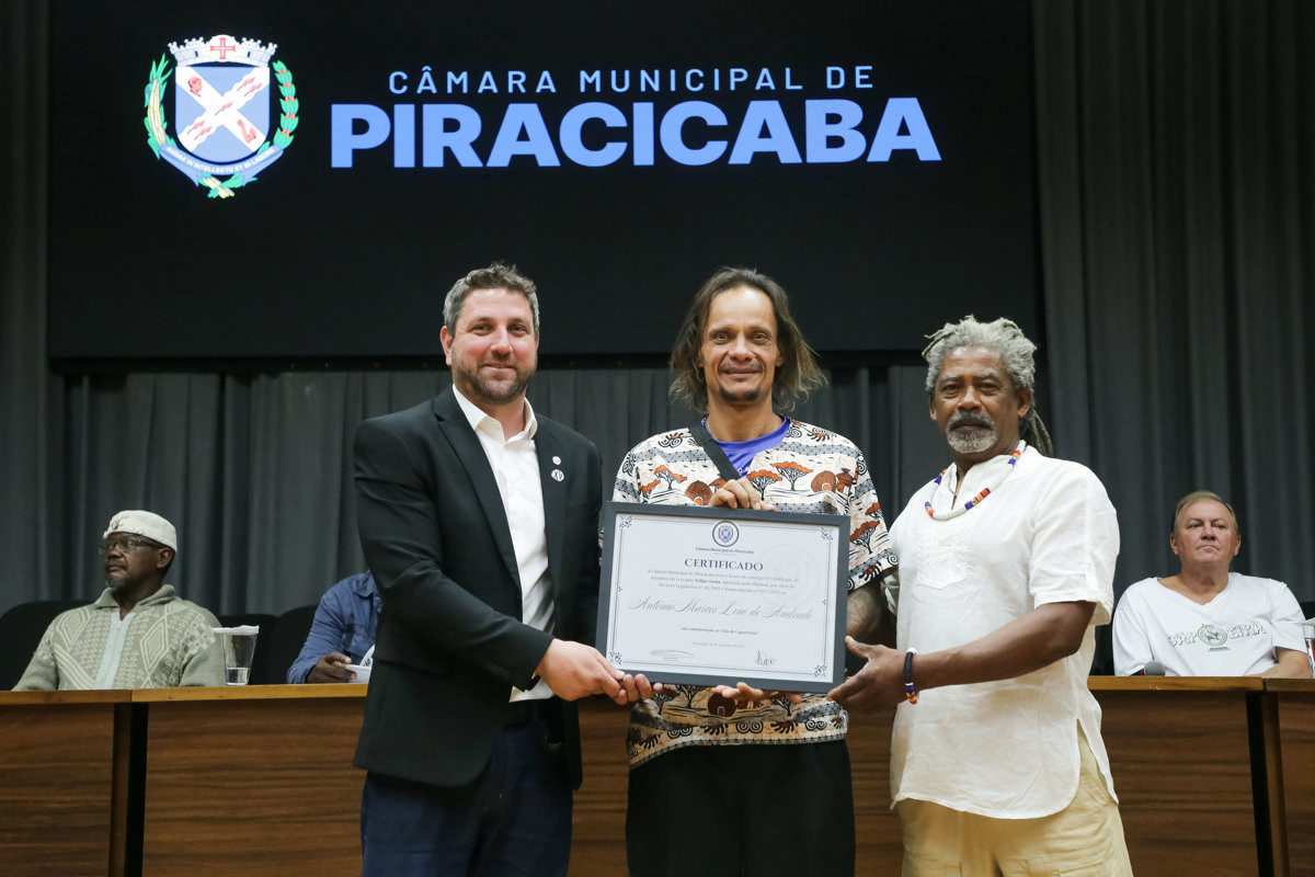 Antônio Marcos Lino de Andrade recebe homenagem ao “Dia do Capoeirista”