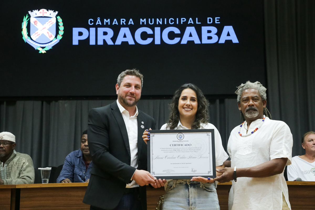 Maria Carolina Caldas Stênico Ferreira recebe homenagem ao “Dia do Capoeirista”