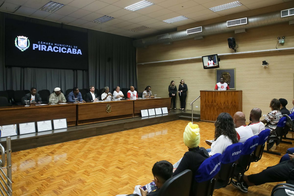 Mesa de honra reúne mestres em celebração ao Dia do Capoeirista.