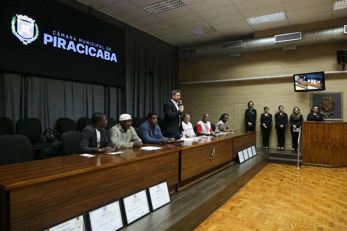 Mesa de honra reúne mestres em celebração ao Dia do Capoeirista.