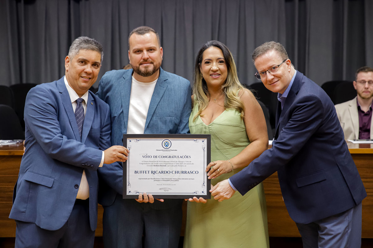 Entrega de homenagem