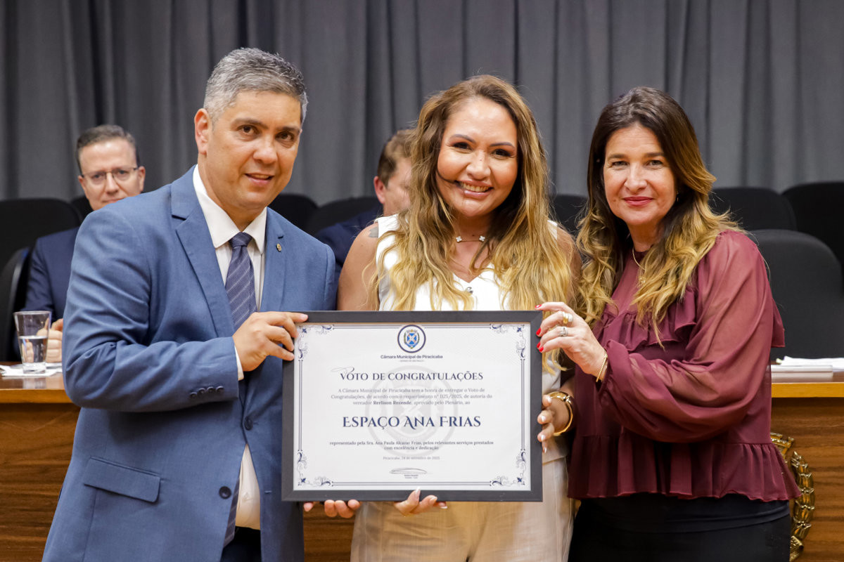 Entrega de homenagem