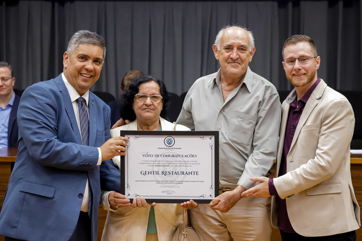 Entrega de homenagem