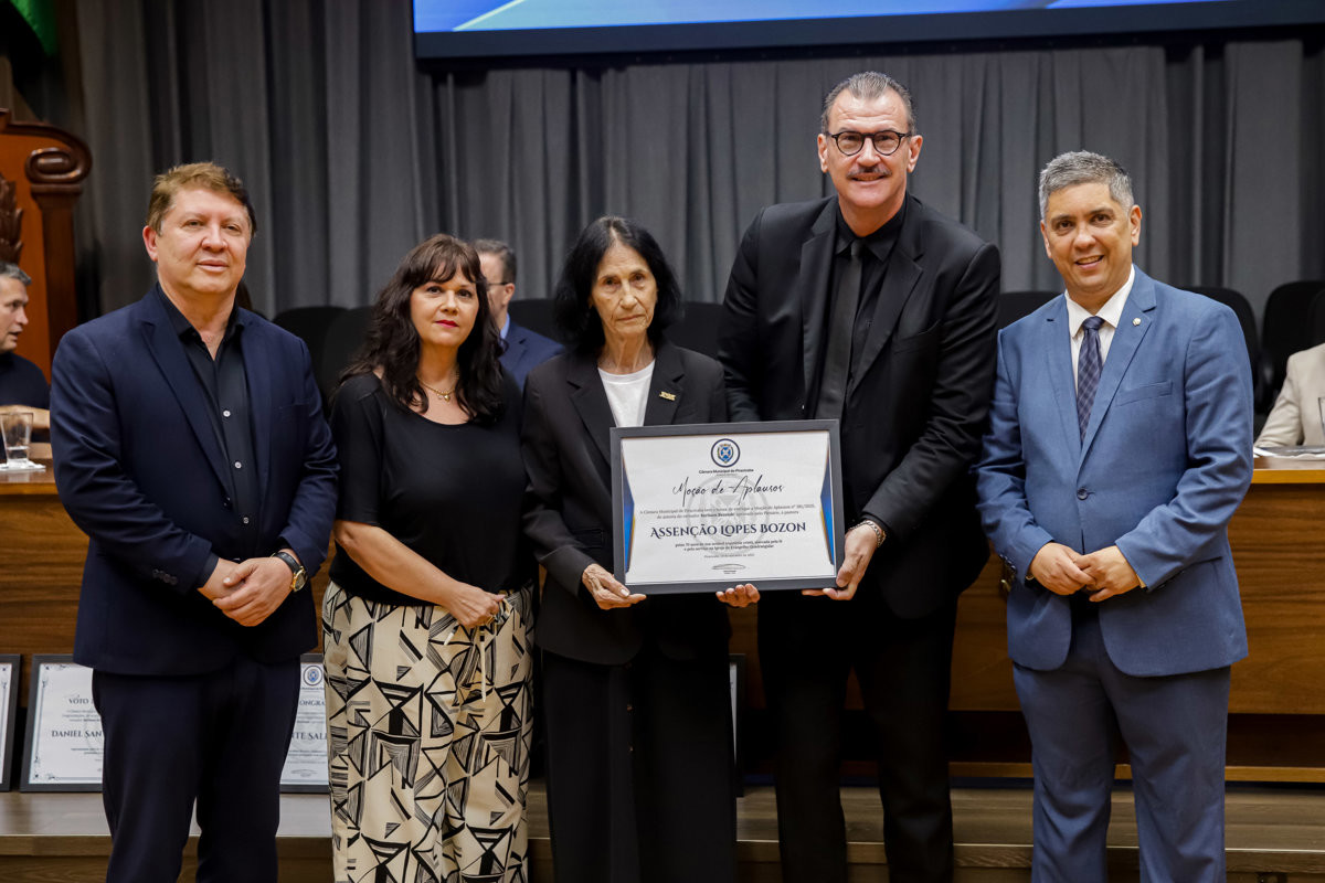 Entrega de homenagem