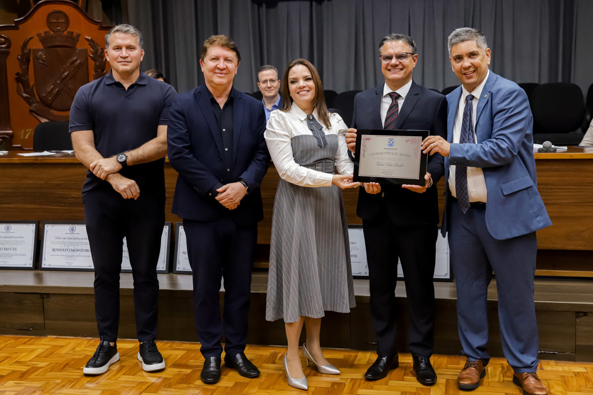 Entrega de homenagem