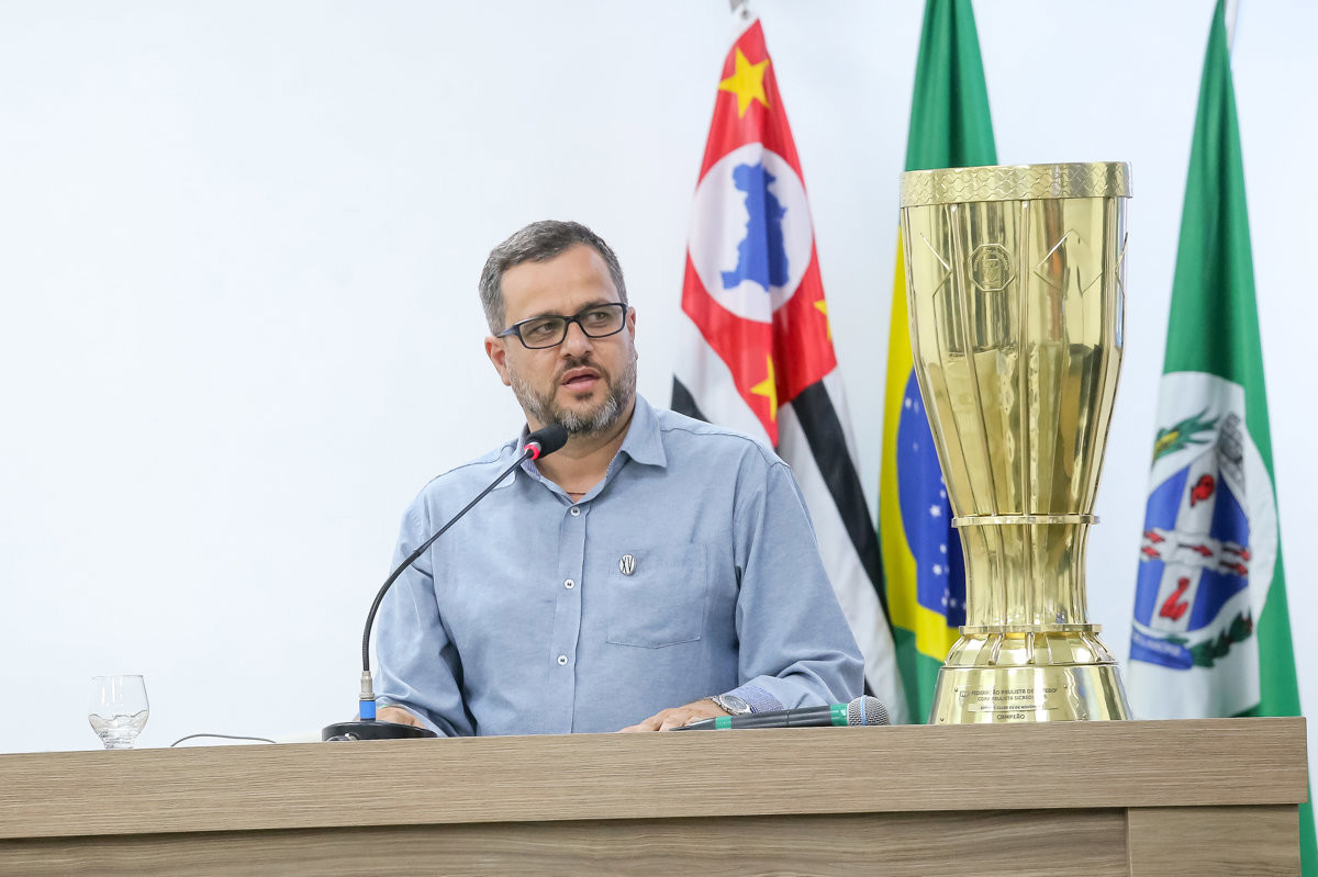 Matheus Bonassi esteve no plenário para apresentar a taça da Copa Paulista de 2025