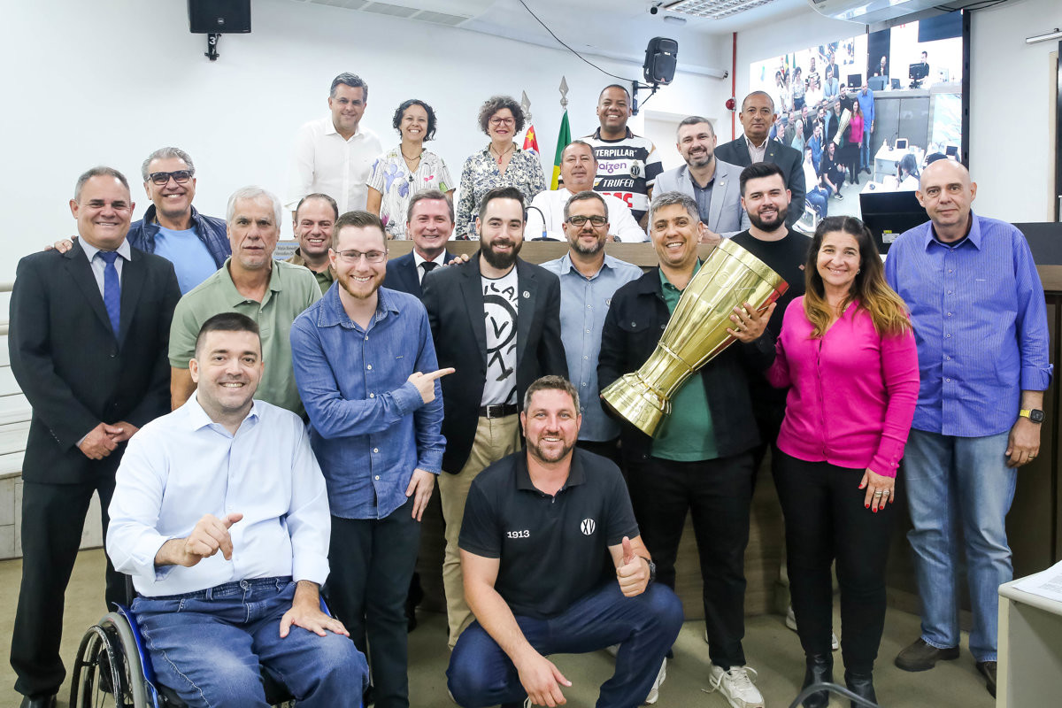 Vereadores com o presidente do XV e com a taça da Copa Paulista de 2025