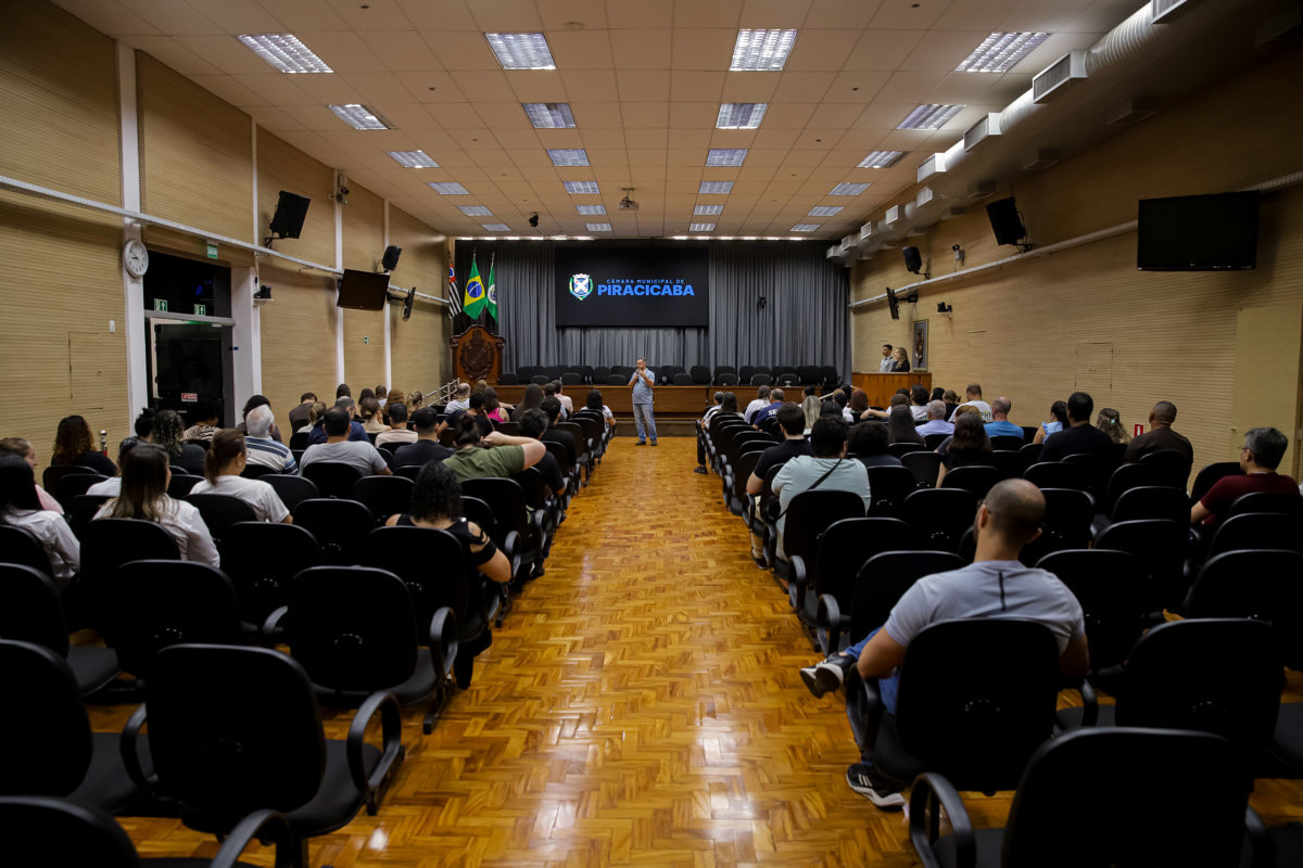 Servidores acompanham a palestra sobre saúde mental e condições de trabalho