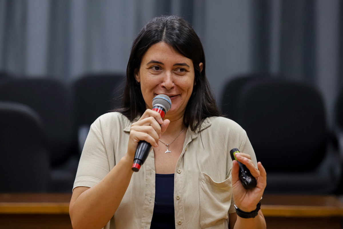 A terapeuta ocupacional Ana Carolina Toniolo durante a palestra sobre sofrimento mental