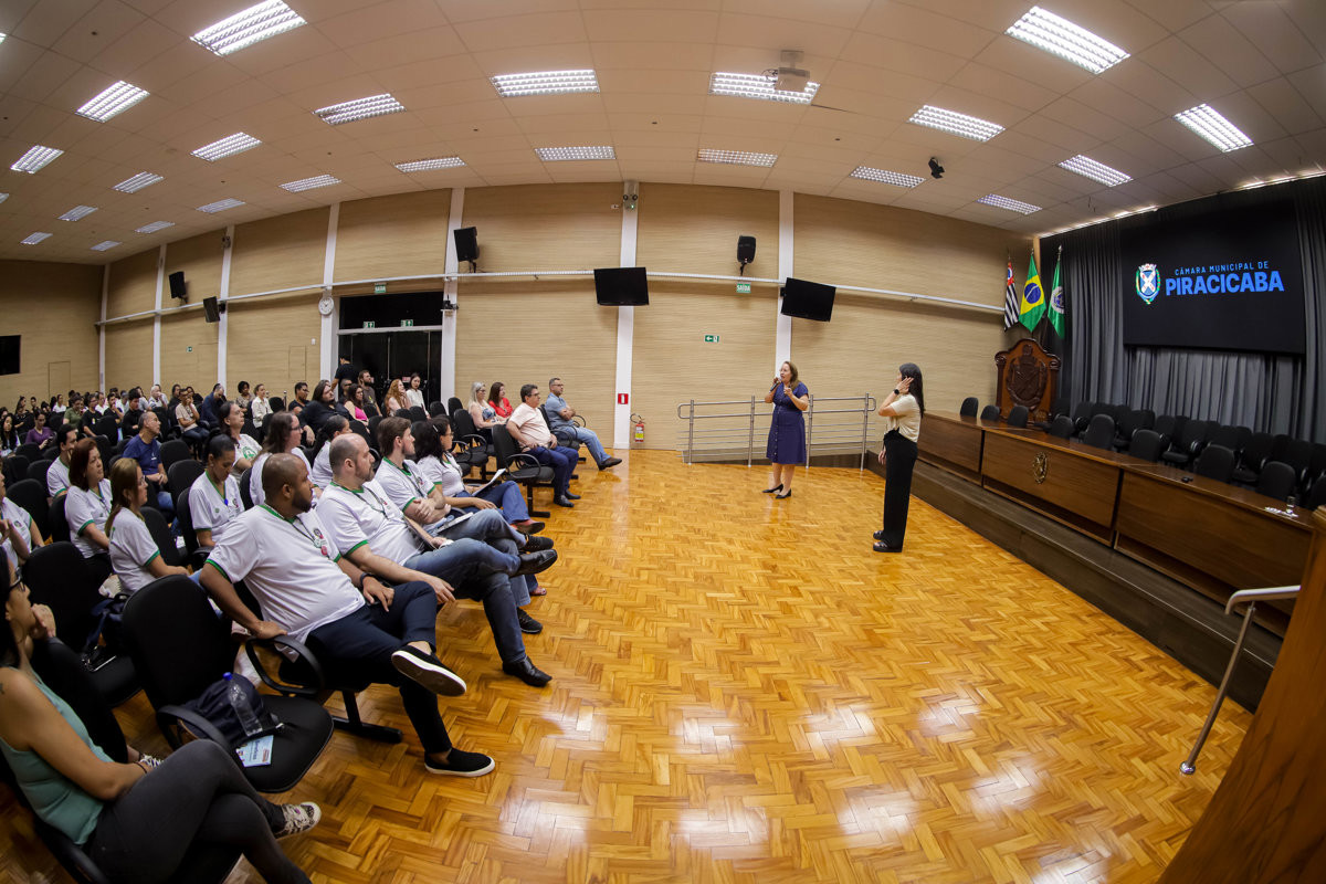Servidores acompanham a palestra sobre saúde mental e condições de trabalho