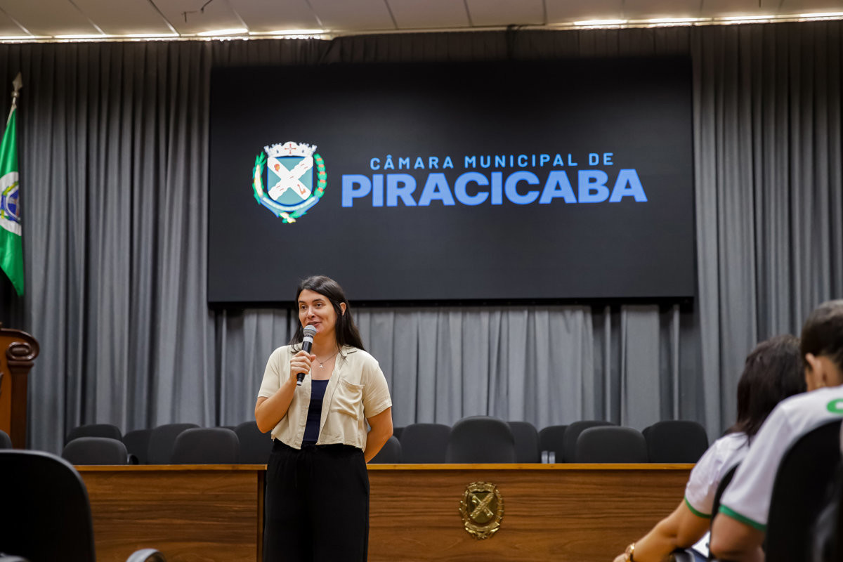 A terapeuta ocupacional Ana Carolina Toniolo durante a palestra sobre sofrimento mental