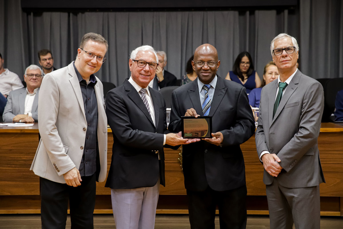 Câmara Municipal reconhece o trabalho de médicos e cirurgiões-dentistas
