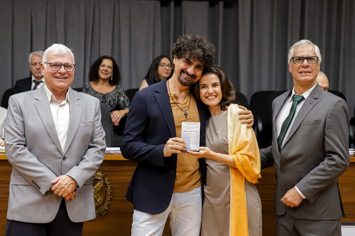 Câmara Municipal reconhece o trabalho de médicos e cirurgiões-dentistas