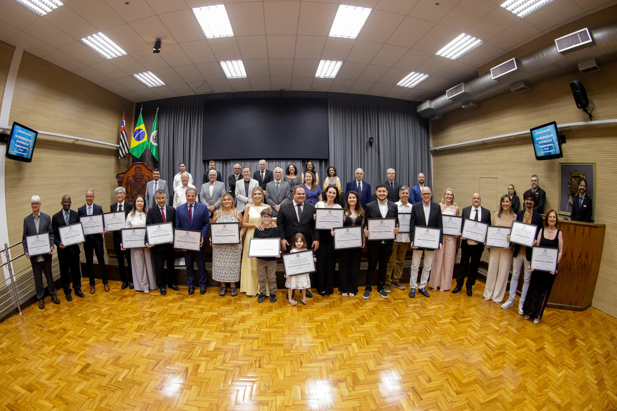 Câmara Municipal reconhece o trabalho de médicos e cirurgiões-dentistas