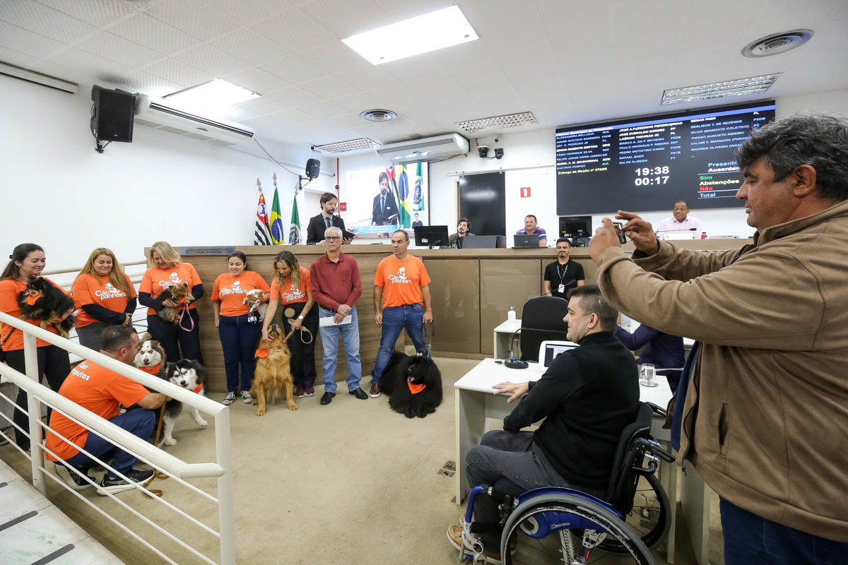 Entrega de moção de aplausos ao "Projeto Cãopanheiro"