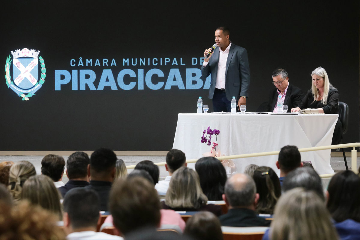 Solenidade da Câmara contempla profissionais da educação