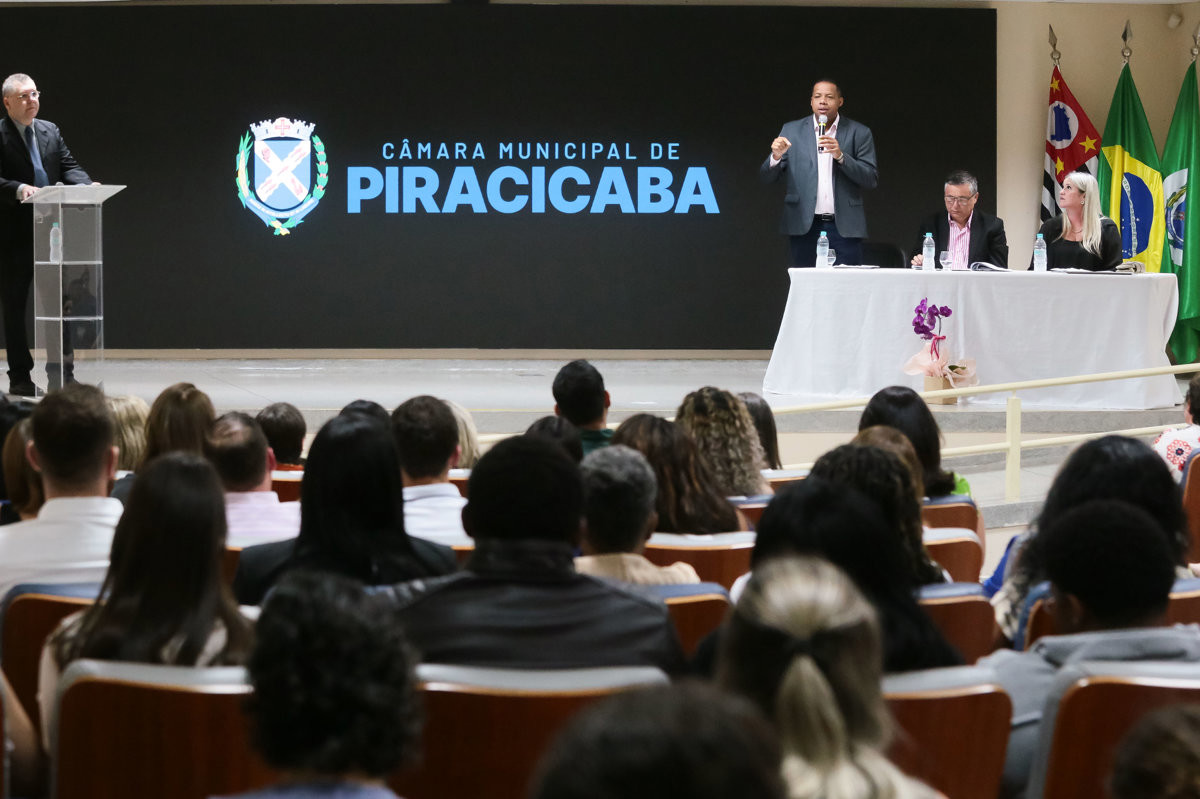 Solenidade da Câmara contempla profissionais da educação
