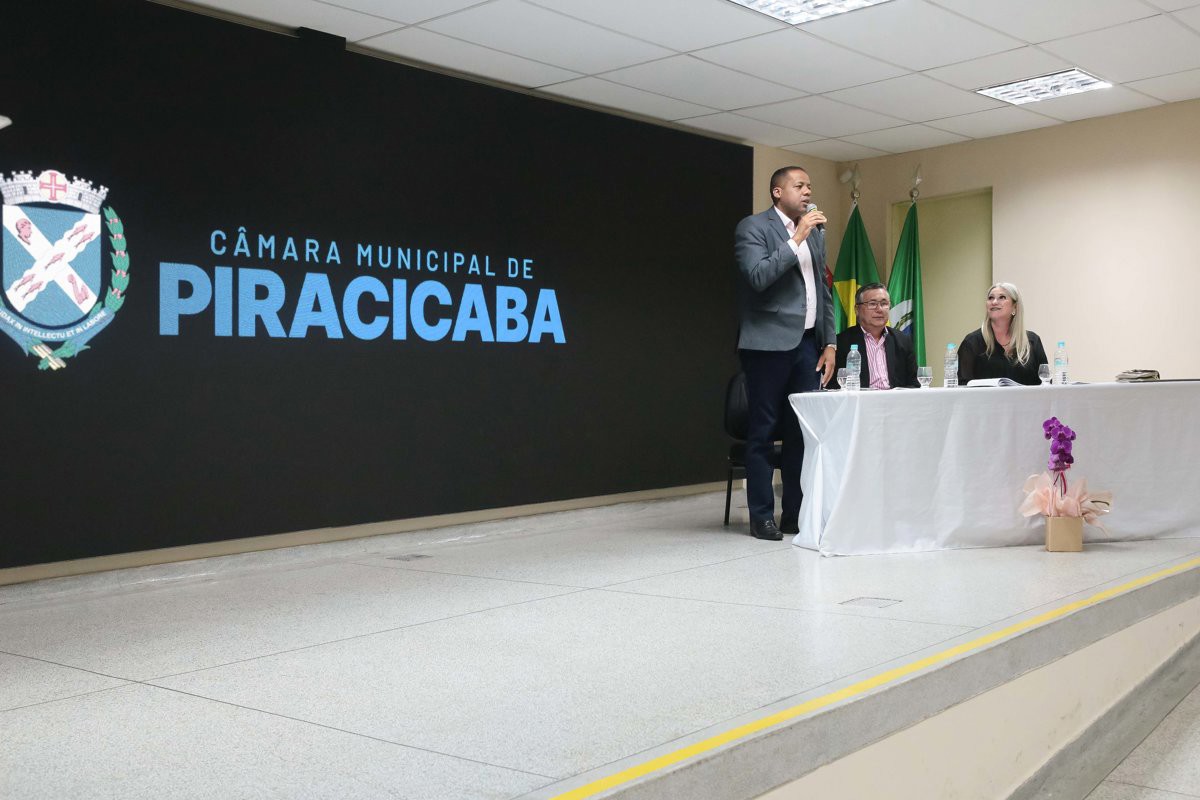 Solenidade da Câmara contempla profissionais da educação