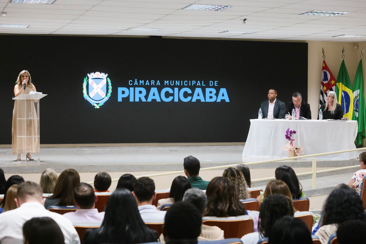 Solenidade da Câmara contempla profissionais da educação
