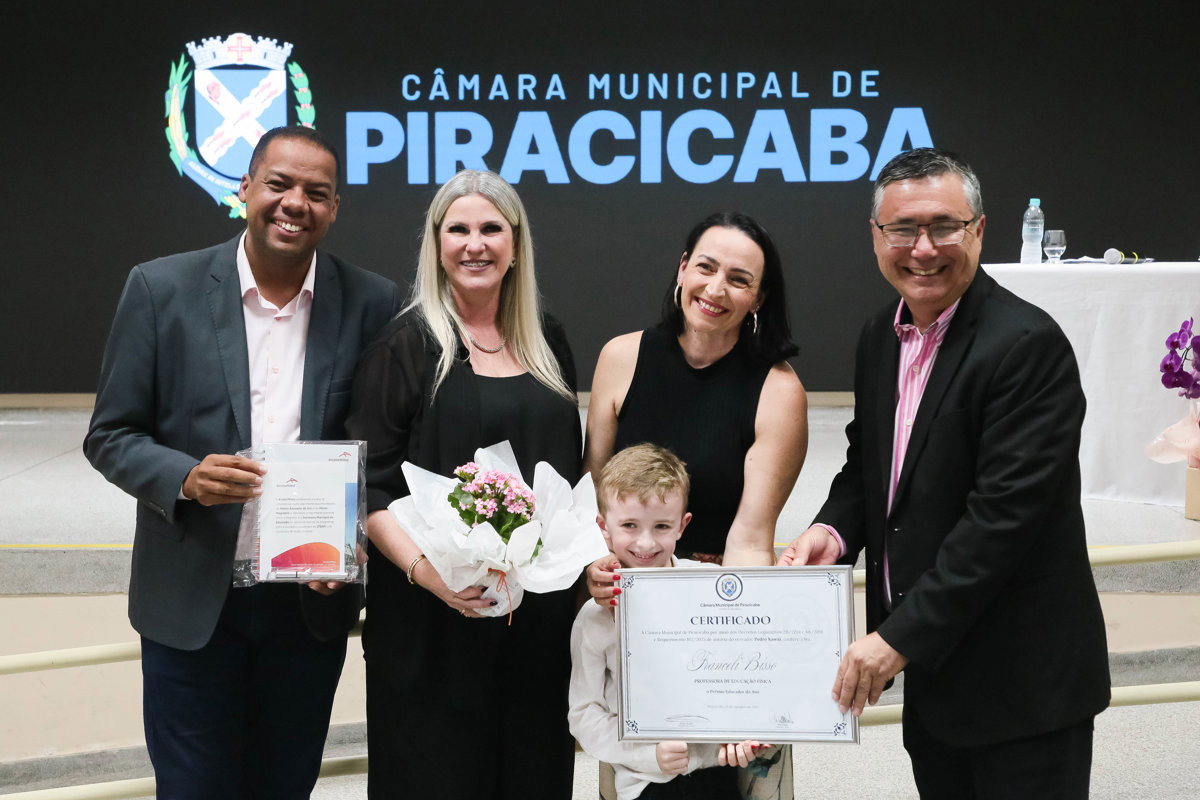 Solenidade da Câmara contempla profissionais da educação