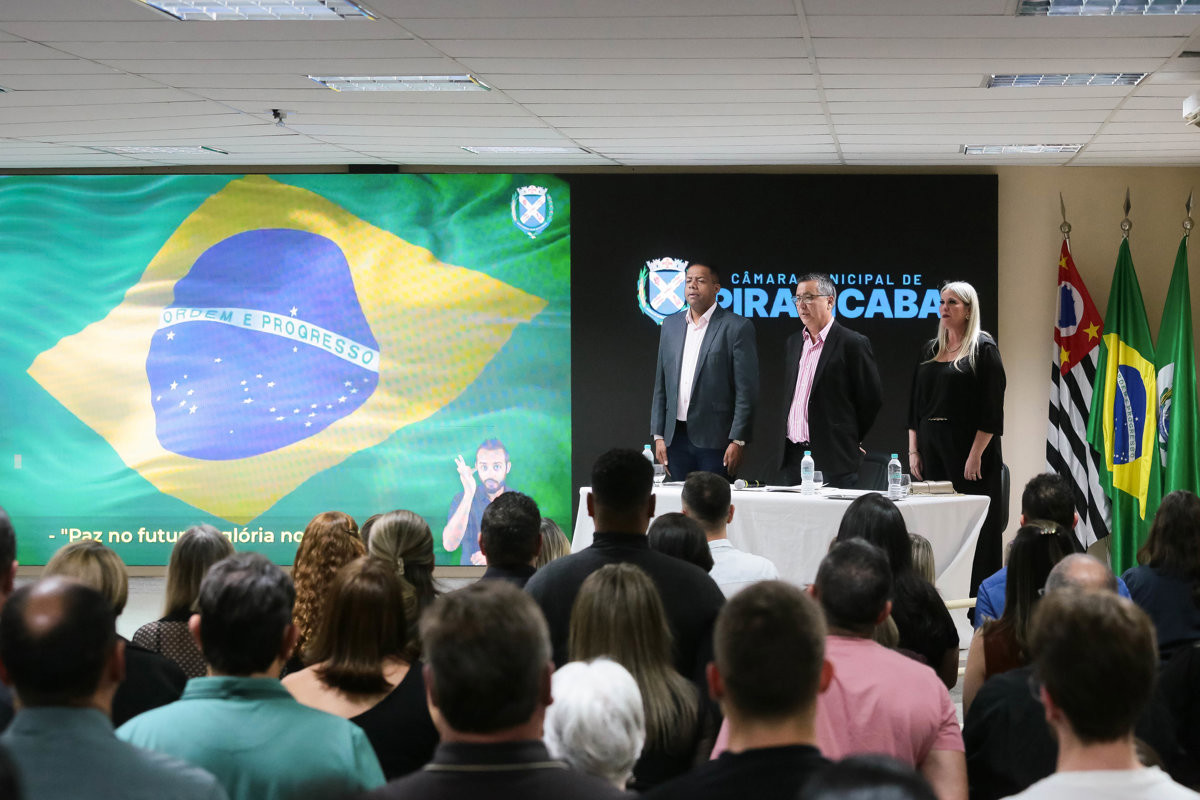 Solenidade da Câmara contempla profissionais da educação