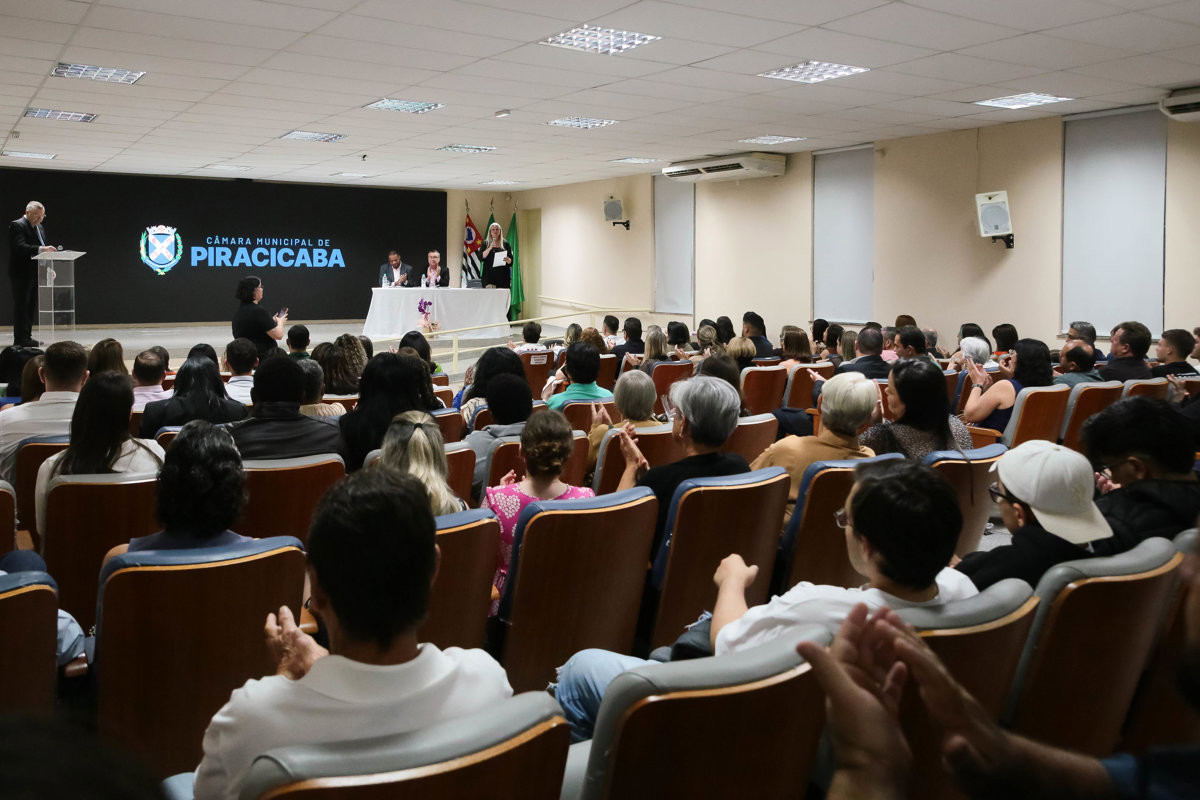 Solenidade da Câmara contempla profissionais da educação