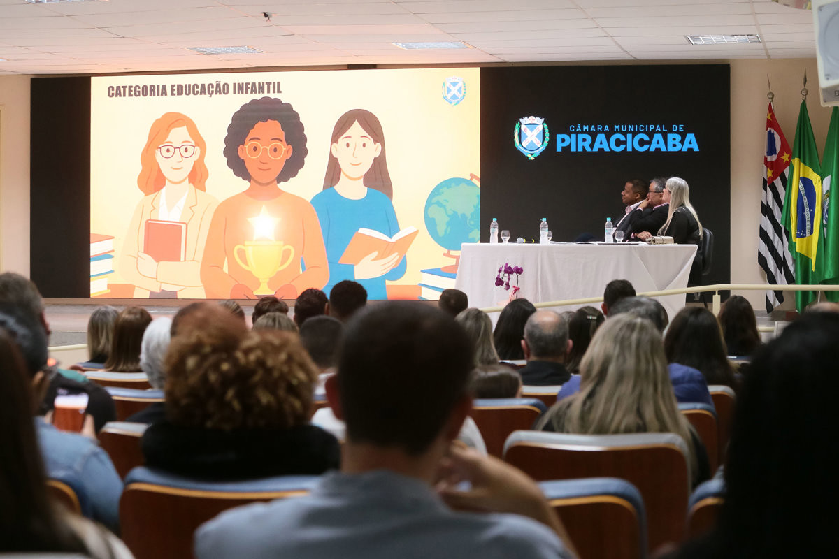 Solenidade da Câmara contempla profissionais da educação