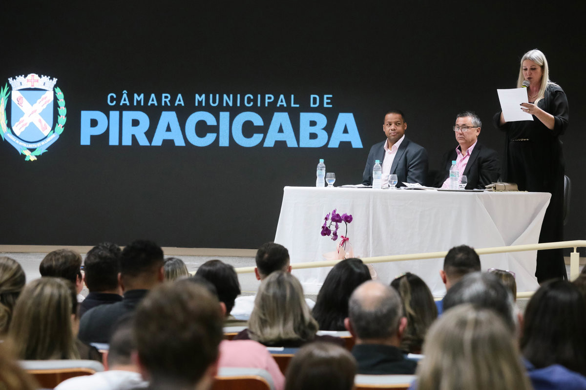 Solenidade da Câmara contempla profissionais da educação