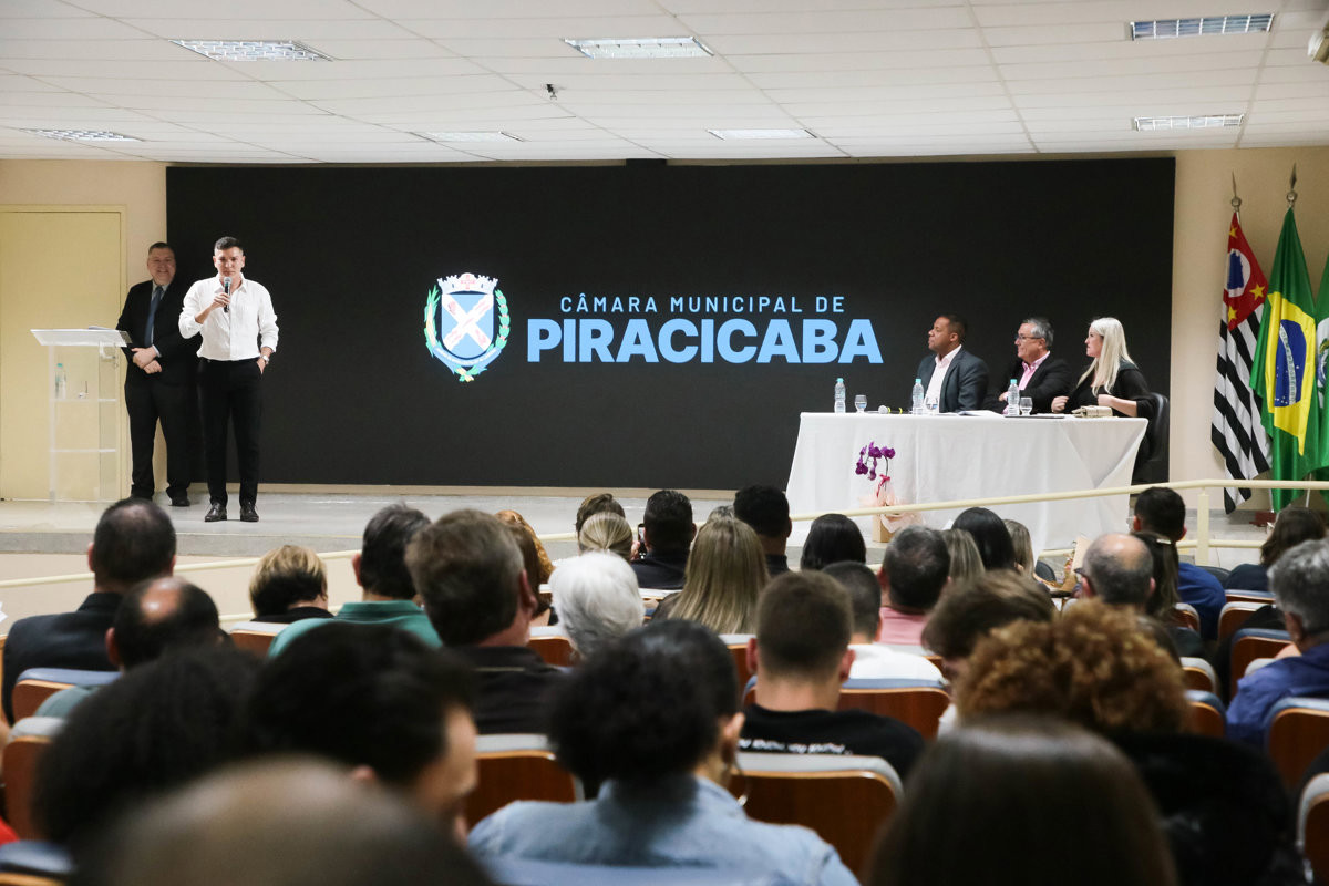 Solenidade da Câmara contempla profissionais da educação