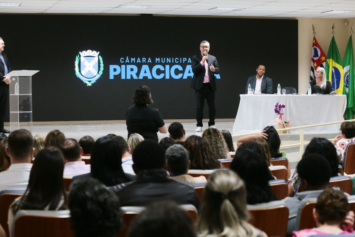 Solenidade da Câmara contempla profissionais da educação