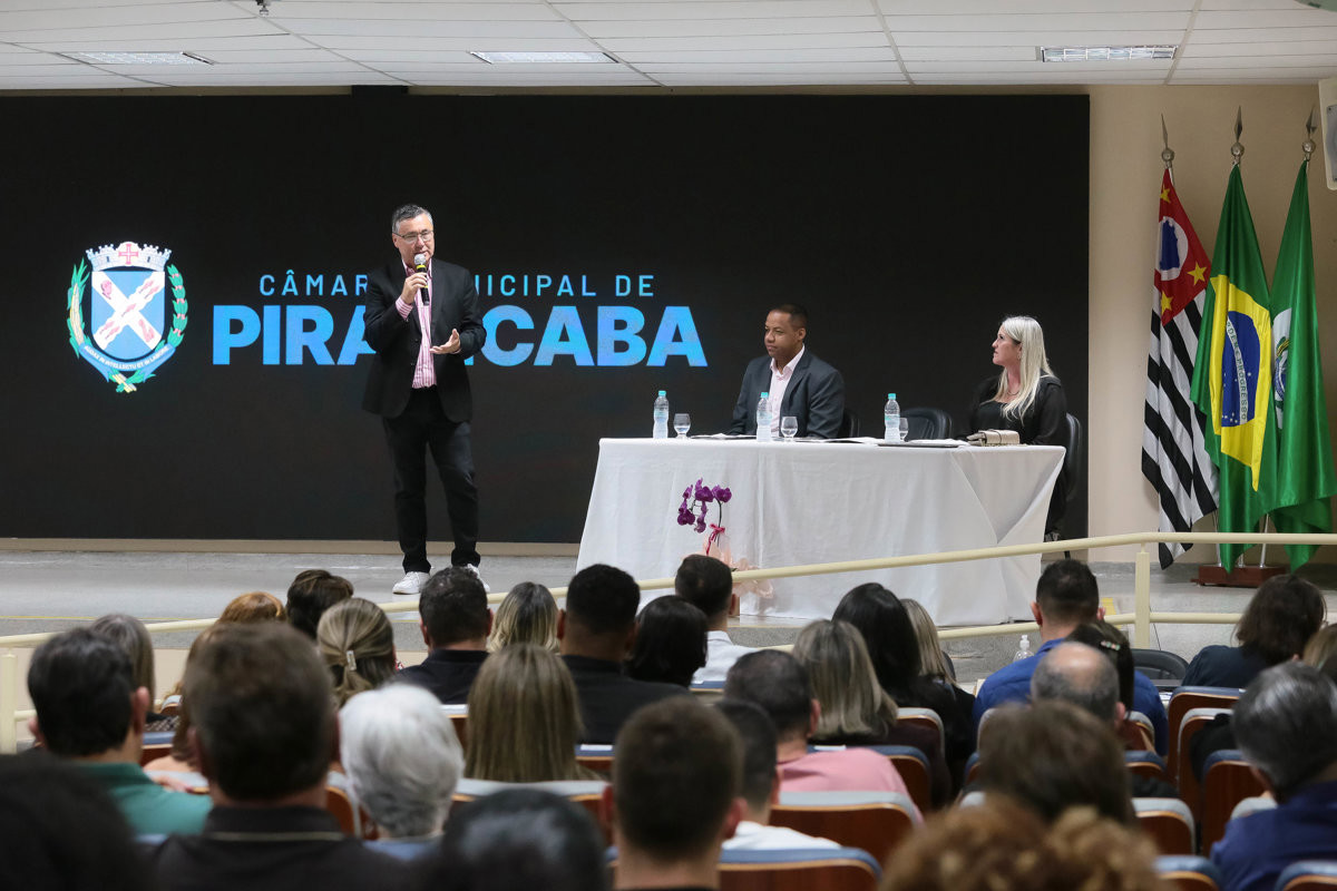 Solenidade da Câmara contempla profissionais da educação