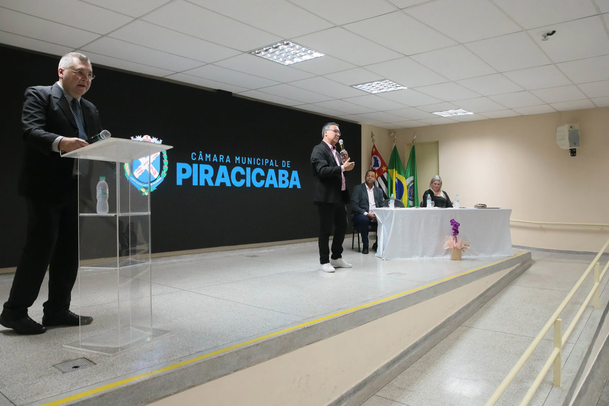 Solenidade da Câmara contempla profissionais da educação
