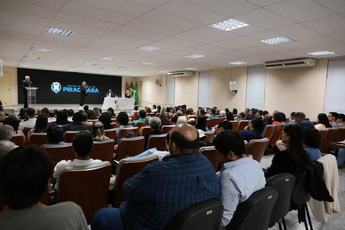 Solenidade da Câmara contempla profissionais da educação